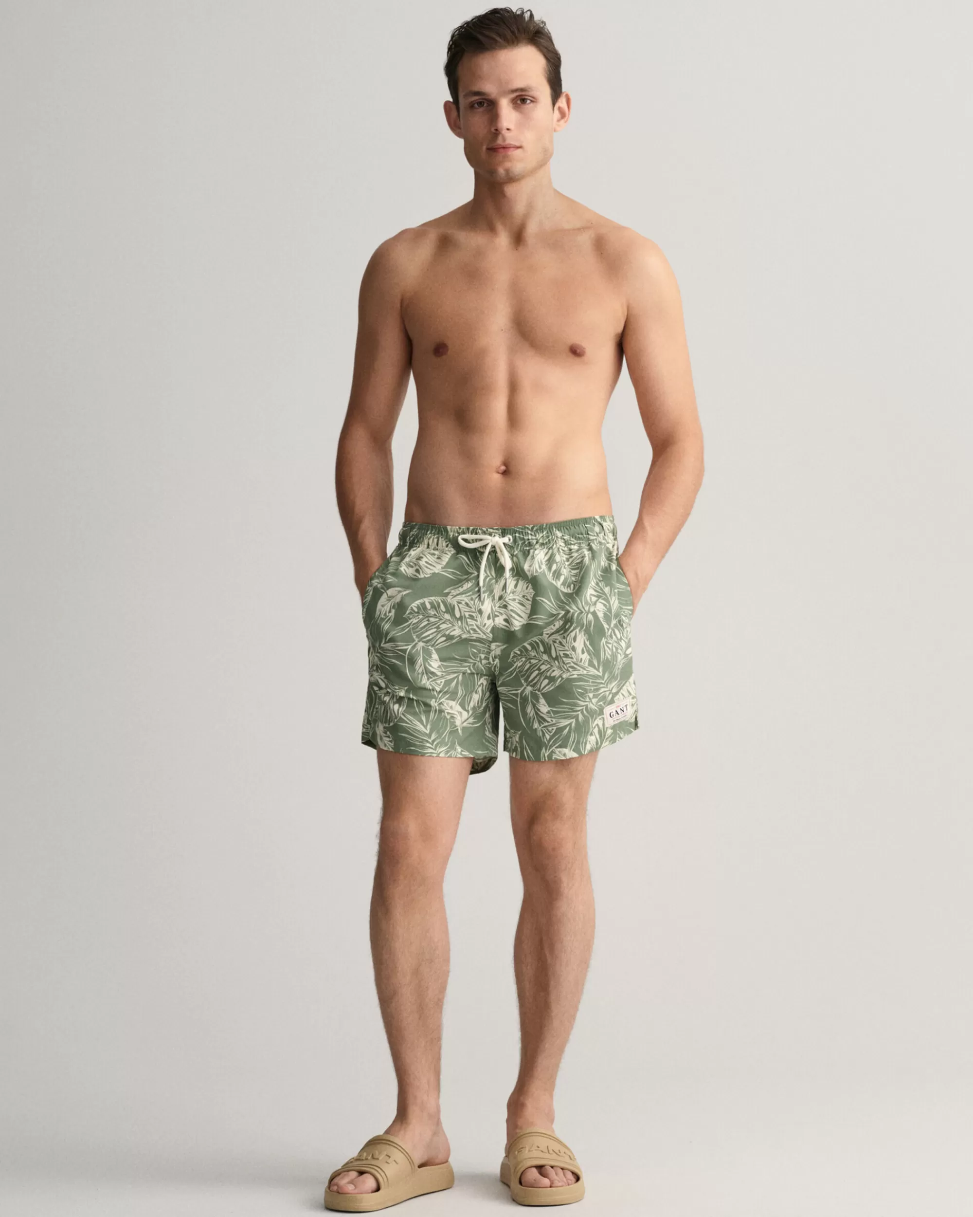 Uimahousut^GANT Classic Fit ‑Mitoitetut Uimashortsit Trooppisella Lehtiprinttikuosilla Kalamata Green