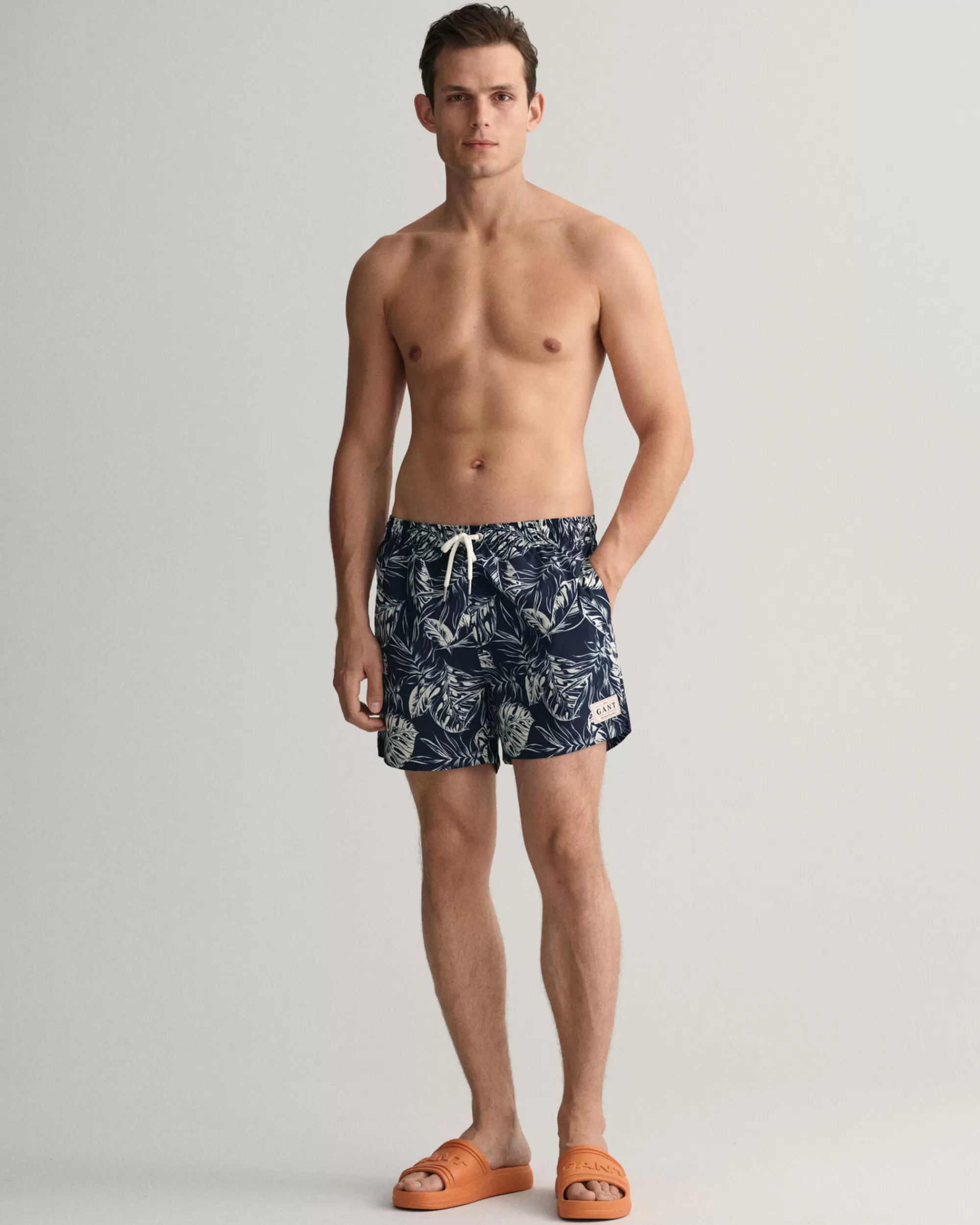 Uimahousut^GANT Classic Fit ‑Mitoitetut Uimashortsit Trooppisella Lehtiprinttikuosilla Marine