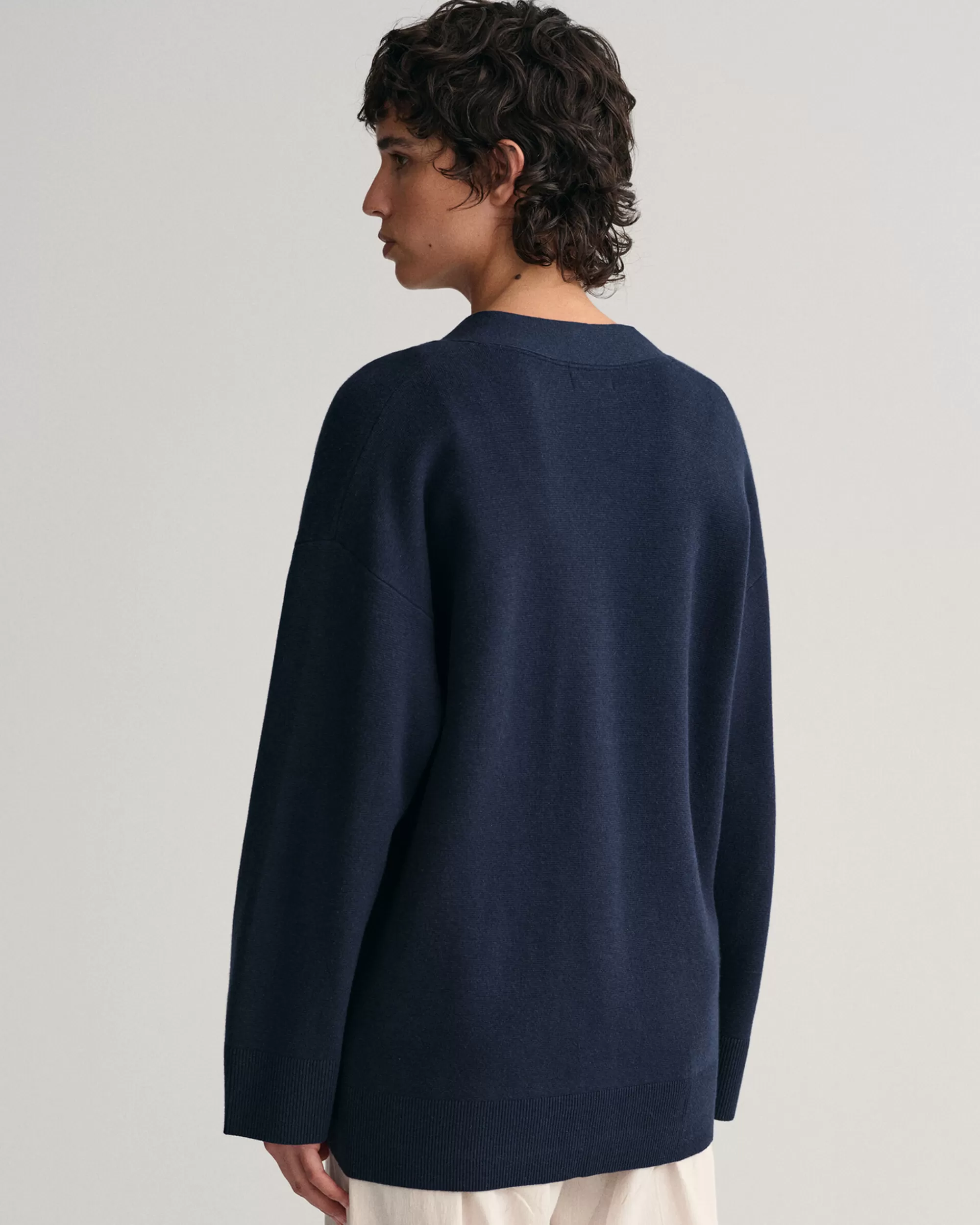 Neuleet^GANT Relaxed Fit ‑Mitoitettu Neuletakki Jossa V-Paantie Evening Blue