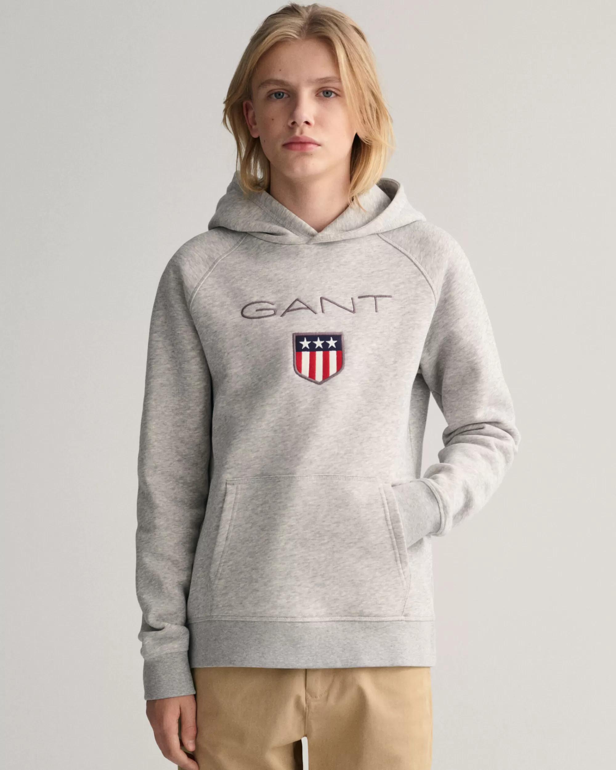 Collegepaidat & Hupparit^GANT Teen Boys ‑Malliston Shield-Huppari Light Grey Melange