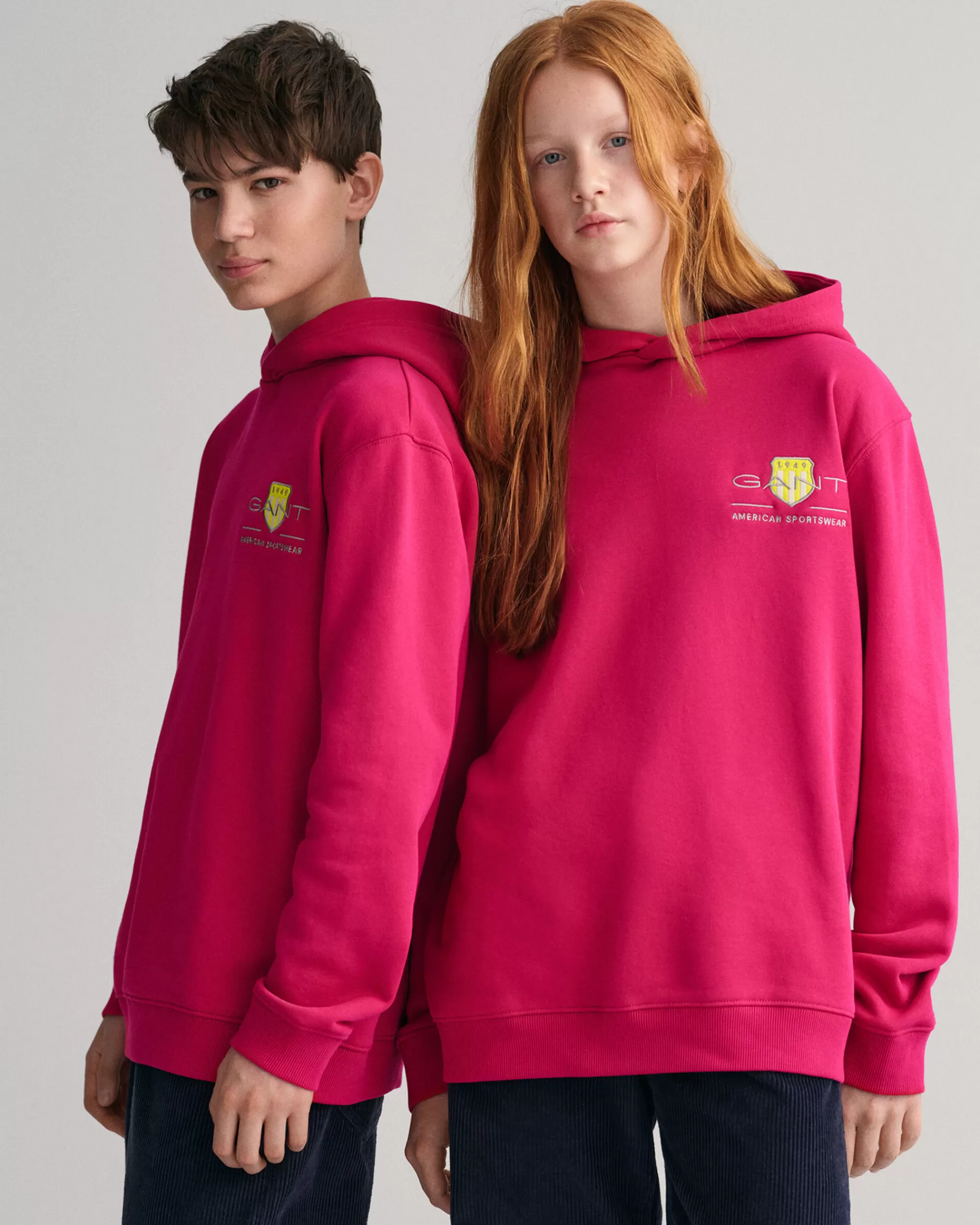 Collegepaidat & Hupparit^GANT Teens‑Malliston Contrast Shield ‑Huppari Deep Fuchsia